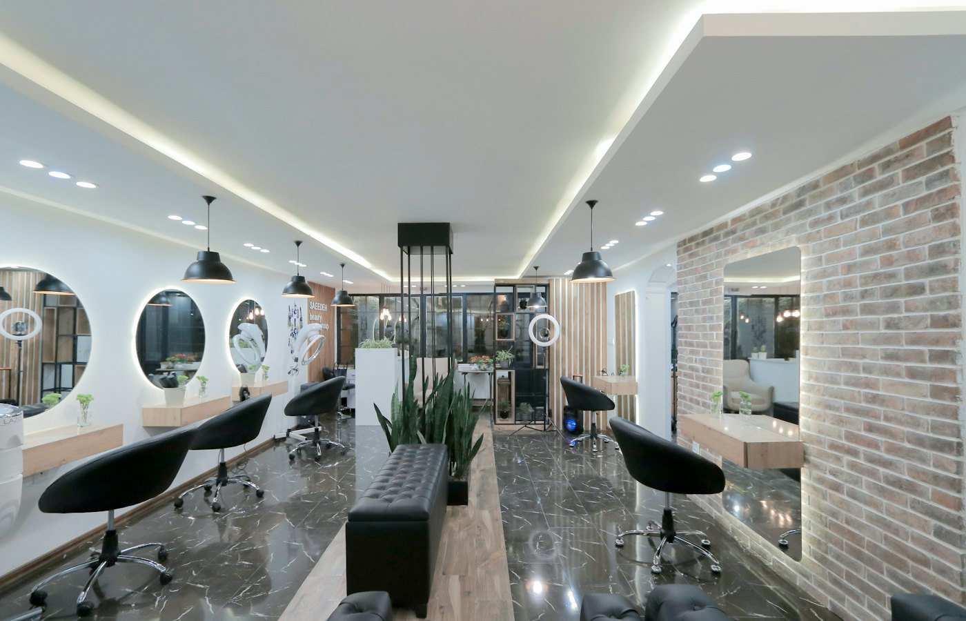 Interior del salón, luminoso, con tocadores y espejos redondos